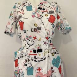 Bluza medicala kimono alba cu imprimeu, Model Ambulanta - M