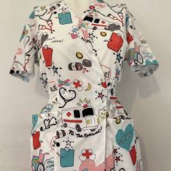 Bluza medicala kimono alba cu imprimeu, Model Ambulanta - XXL